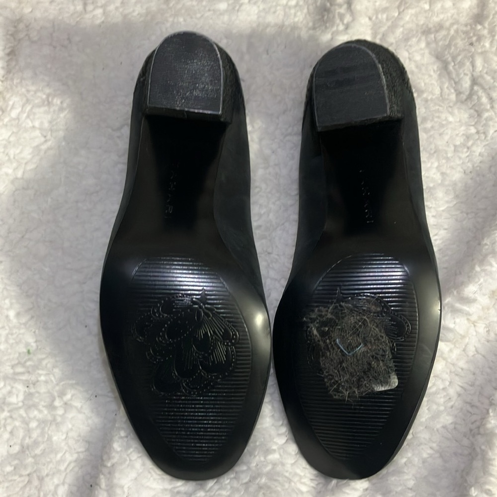 Tahari Round Toe Black Heels - Picture 5 of 8